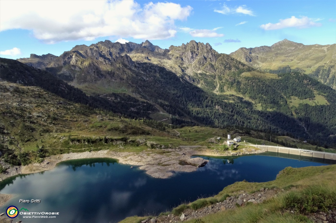 38 Lago di Pescegallo con vista verso Torrione di Mezzaluna e Pizzo Torretta.JPG -                                